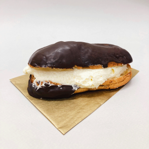 Pastel Eclair con crema chantilly