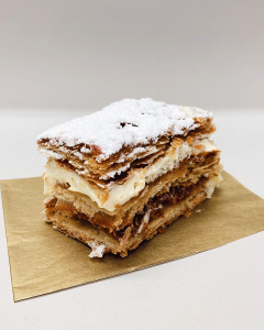 Pastel Masa de hoja con chantilly y mermelada de frambuesa