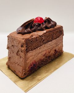 Pastel Bizcocho chocolate con mermelada de guinda