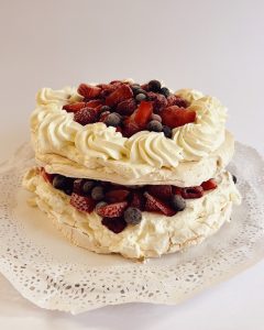 Torta de merengue mix berries 15 personas